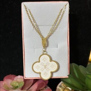 Elegant Gold Clover Pendant Necklace